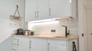 Frigorífico, placa de cocina, cafetera o tetera y hervidor eléctrico