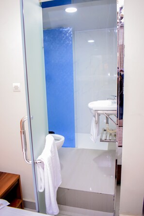 Basic Single Room | Bathroom | Shower, rainfall showerhead, soap, toilet paper - SAPHIR HÔTEL (Kinshasa)