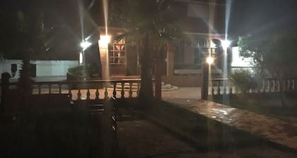 villa avec piscine au bord de la mer