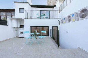Outdoor dining - Cozy Studios w/ Terrace | City Center by HostWise (Porto)