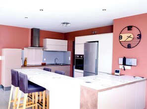 Réfrigérateur, four à micro-ondes, un four, surface de cuisson