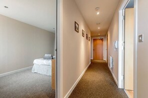 2 bedrooms, iron/ironing board, WiFi, bed sheets - Close to Hydro/SECC: Modern Riverside Apt with Parking (Glasgow City)