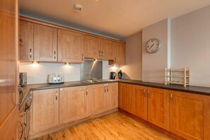 Fridge, microwave, oven, stovetop - Close to Hydro/SECC: Modern Riverside Apt with Parking (Glasgow City)