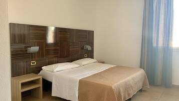 Double or Twin Room | Desk, laptop workspace, blackout curtains, free WiFi