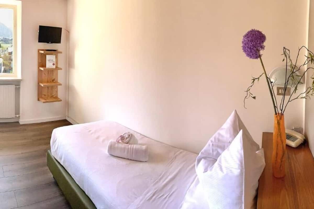 Quarto solteiro | Cofres nos quartos, Wi-Fi de cortesia, roupa de cama