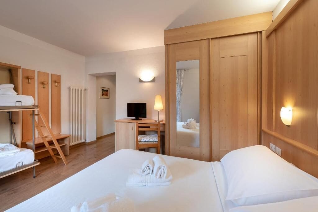 Quarto quádruplo | Cofres nos quartos, Wi-Fi de cortesia, roupa de cama