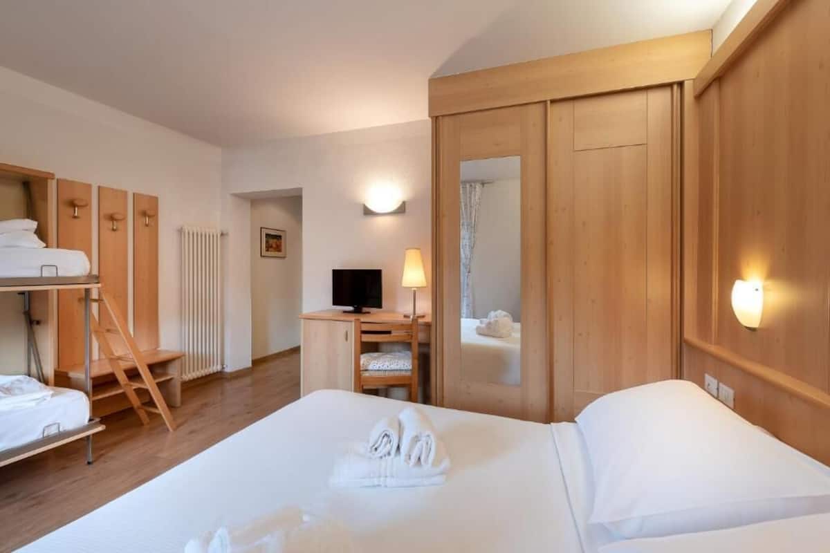 Quarto quádruplo | Cofres nos quartos, Wi-Fi de cortesia, roupa de cama