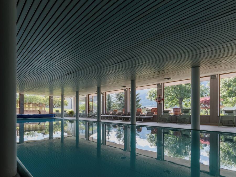 Una piscina cubierta, tumbonas