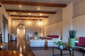Coin salon dans le hall