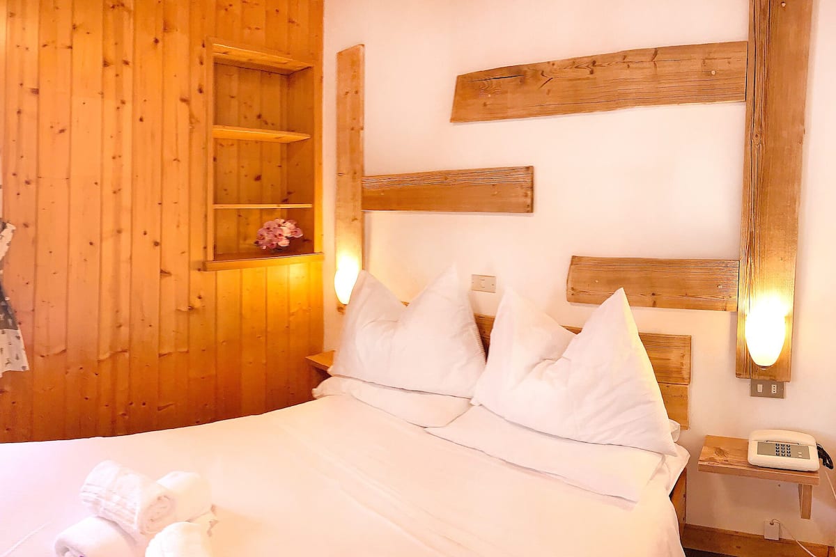 Quarto casal econômico | Cofres nos quartos, Wi-Fi de cortesia, roupa de cama