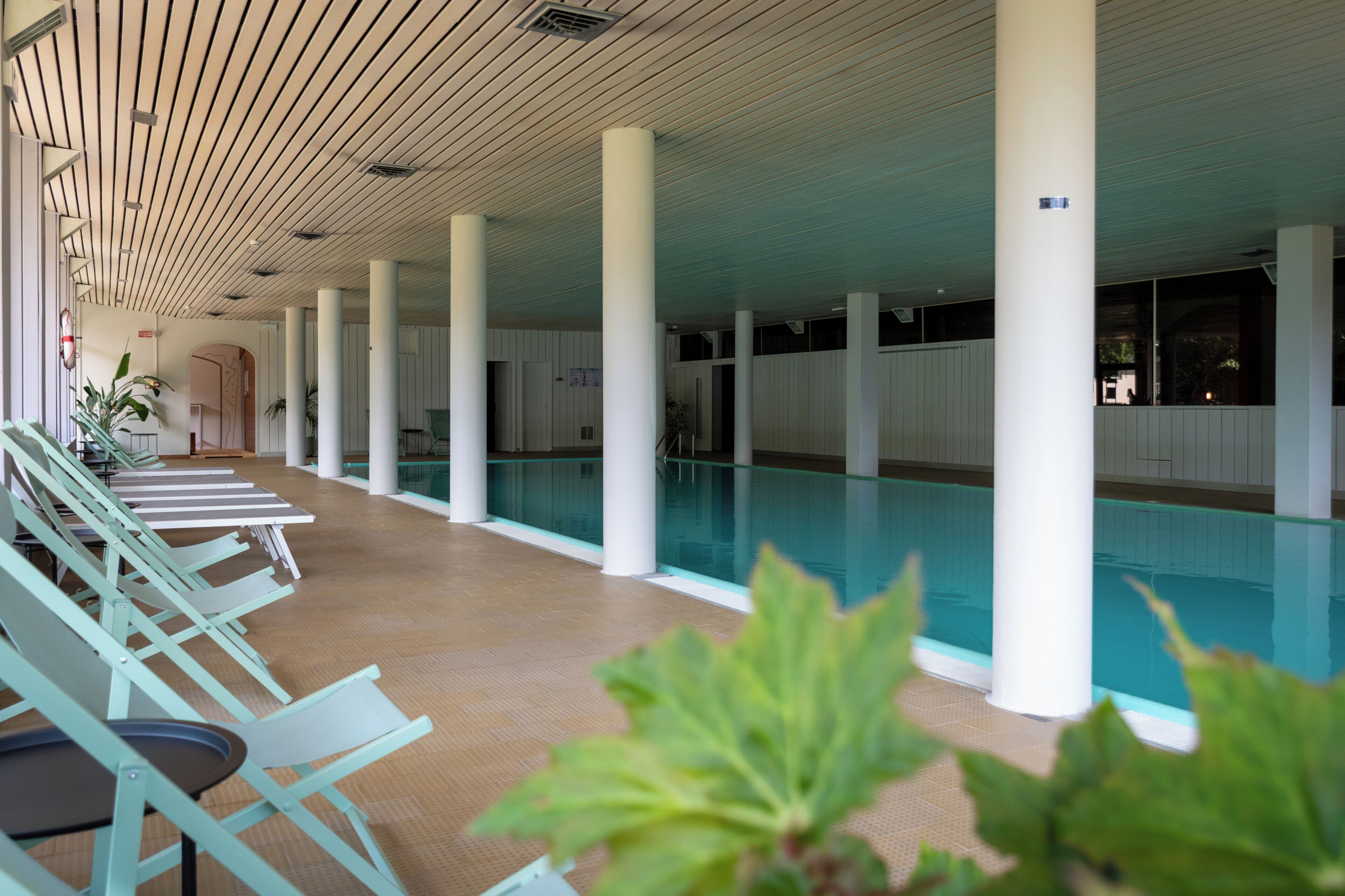 Piscina coperta, lettini