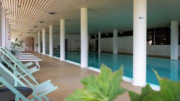 Piscina coperta, lettini