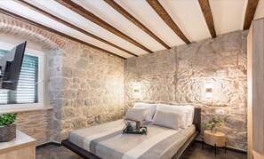 Deluxe appartement, 2 slaapkamers | 2 slaapkamers, luxe beddengoed, Tempur Pedic-bedden, een laptopwerkplek