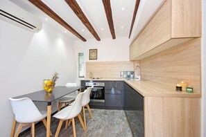 Apartamento Deluxe, 2 habitaciones | Servicio de comidas en la habitación