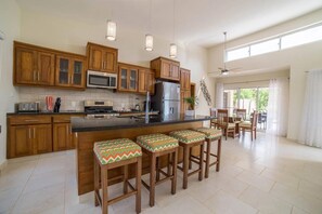 Villa (2 Bedrooms) | Dapur peribadi | Ketuhar, dapur, alat memasak/pinggan mangkuk/perkakas dapur, meja makan 