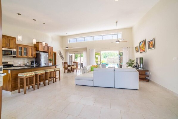 Villa (2 Bedrooms) | Coin séjour | Télévision de 32 pouces avec chaînes par câble