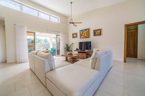 Villa (2 Bedrooms) | Wohnzimmer | 32-Zoll-Fernseher mit Kabelempfang