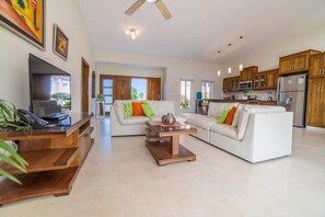 Villa (2 Bedrooms) | Salle de séjour | Télévision de 32 pouces avec chaînes par câble