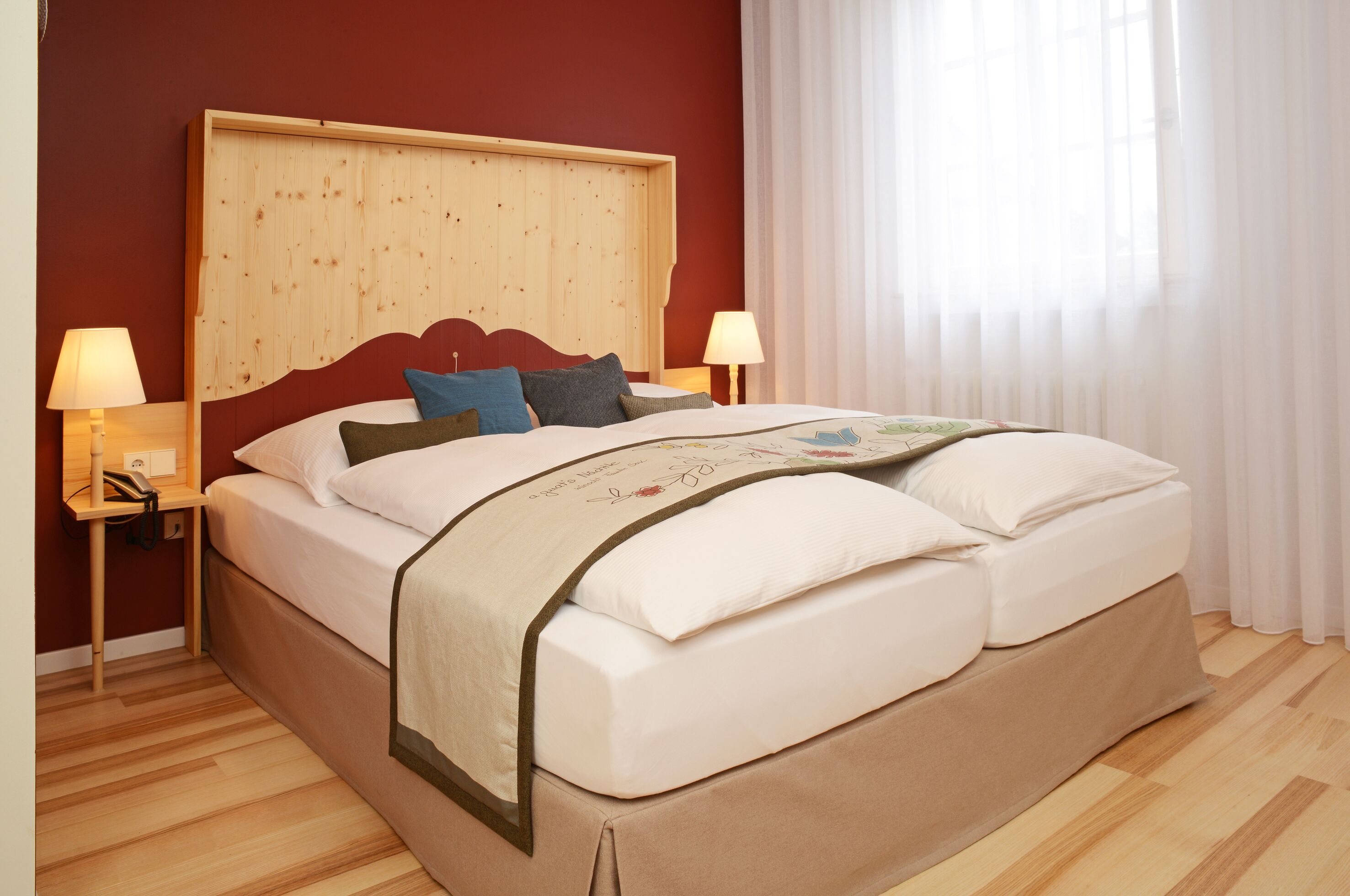 Cubrecamas, escritorio, espacio para trabajar con laptop y wifi gratis 