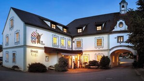 A traditional building with a large entrance, multiple windows, and a bell tower. - Hotel & Restaurant Klosterhof (Gutenzell)