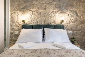 Escritorio, espacio para trabajar con laptop y ropa de cama 