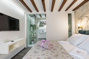 Escritorio, espacio para trabajar con laptop y ropa de cama 