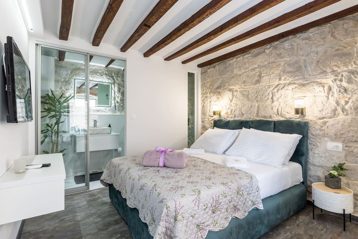 Deluxe Room | Desk, laptop workspace, bed sheets
