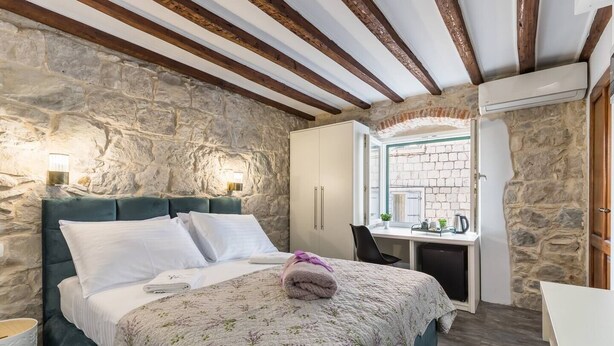Deluxe Room | Desk, laptop workspace, bed sheets