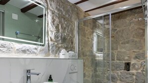 Deluxe Room | Bathroom | Shower, rainfall showerhead, towels