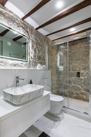 Deluxe Room | Bathroom | Shower, rainfall showerhead, towels - Bonbon Luxury Ensuite Room (Split)