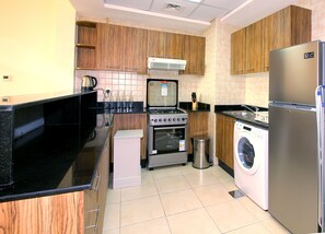 Réfrigérateur, micro-ondes, plaque de cuisson, cafetiÚre/bouilloire