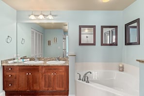 Combined shower/bathtub, jetted bath, hair dryer, towels