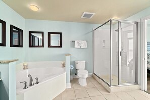 Combined shower/bathtub, jetted bath, hair dryer, towels