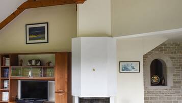 Televisio, videopelejÀ, DVD-soitin, pöytÀjalkapallopöytÀ