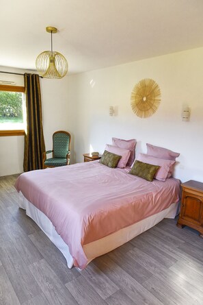 6 bedrooms, iron/ironing board, travel cot, free WiFi