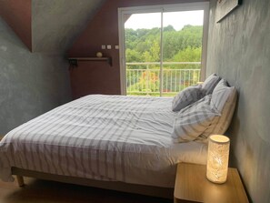 6 bedrooms, iron/ironing board, travel crib, free WiFi - La Villa du Rodo, Spa in the countryside, 10 minutes from the sea (TREGOMEUR)