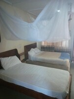 Cortinas blackout, wifi gratis y ropa de cama 