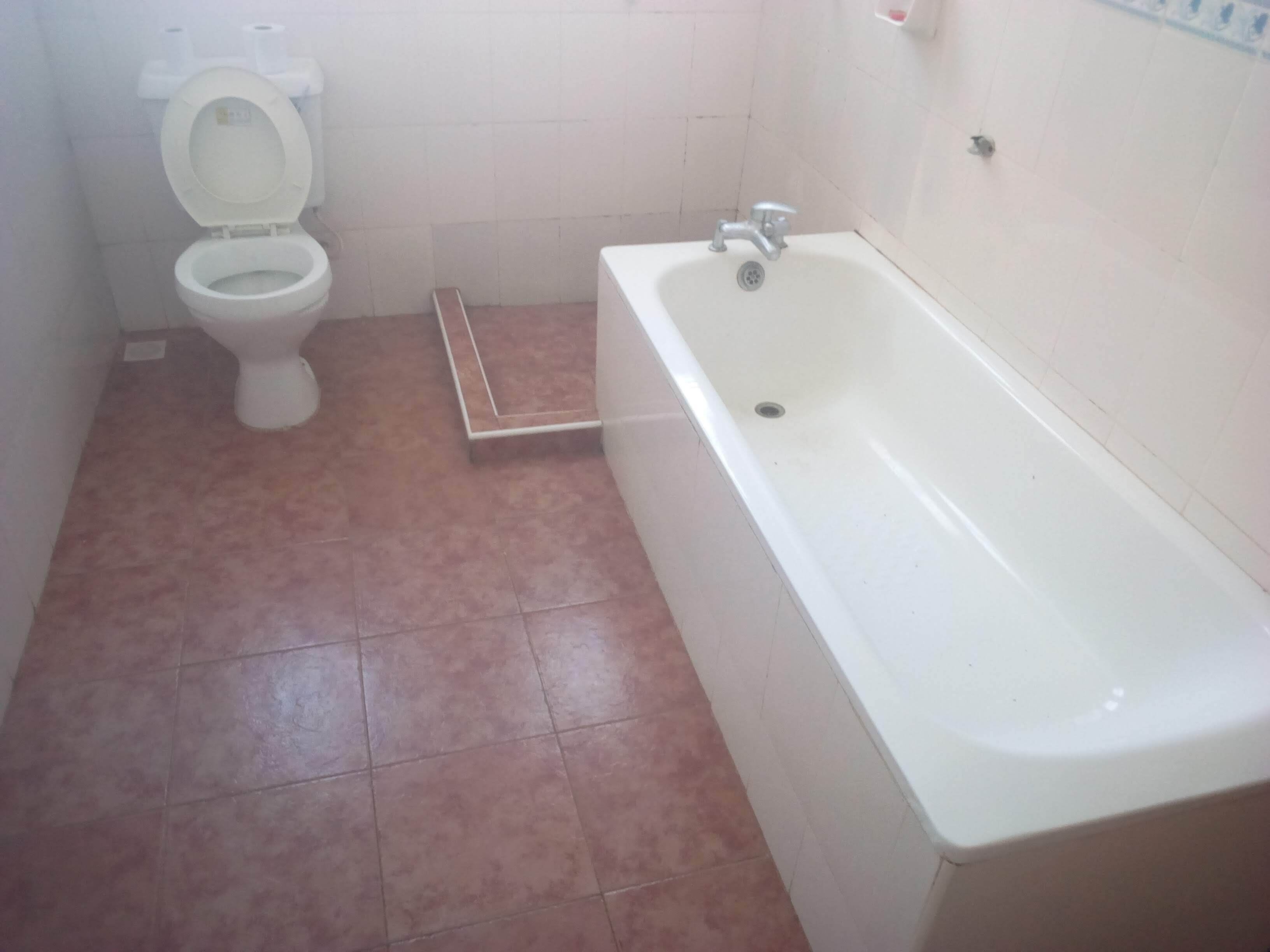 Executive Room | Bathroom | Free toiletries, towels