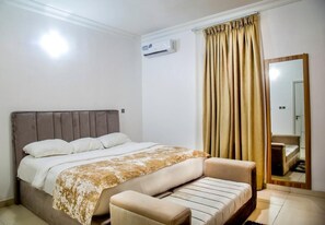 Luxury Apartment, 3 Bedrooms | In-room safe, iron/ironing board, free WiFi, bed sheets - Bella Residencia (Lekki)