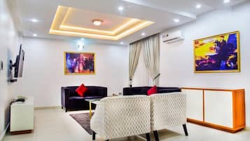 Luxury-Apartment, 3 Schlafzimmer | Wohnbereich | Fernseher