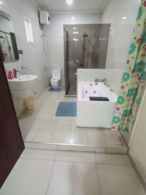 Luxury Apartment, 1 Bedroom | Bathroom | Towels, soap, shampoo, toilet paper - Bella Residencia (Lekki)