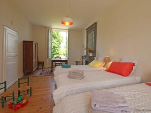 6 bedrooms, free WiFi
