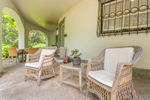 Terrace/patio - Quinta Senhora da Vida - a house in the middle of the forest, overlooking the sea (Sintra)