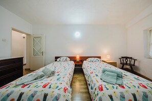 2 bedrooms, iron/ironing board, travel cot, free WiFi