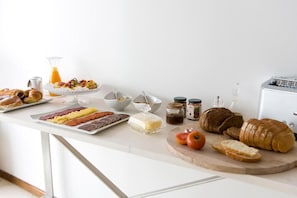 Free daily buffet breakfast
