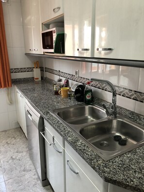 Een microgolfoven, een oven, een koffiezetapparaat/waterkoker