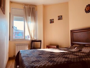 3 slaapkamers, een strijkplank/strijkijzer, wifi, beddengoed