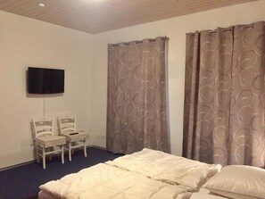 3 habitaciones, tabla de planchar con plancha, wifi y ropa de cama 