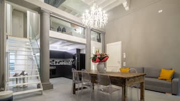 Appartamento Deluxe | Area soggiorno | TV a schermo piatto