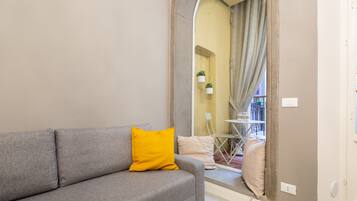 Appartamento Deluxe | Area soggiorno | TV a schermo piatto